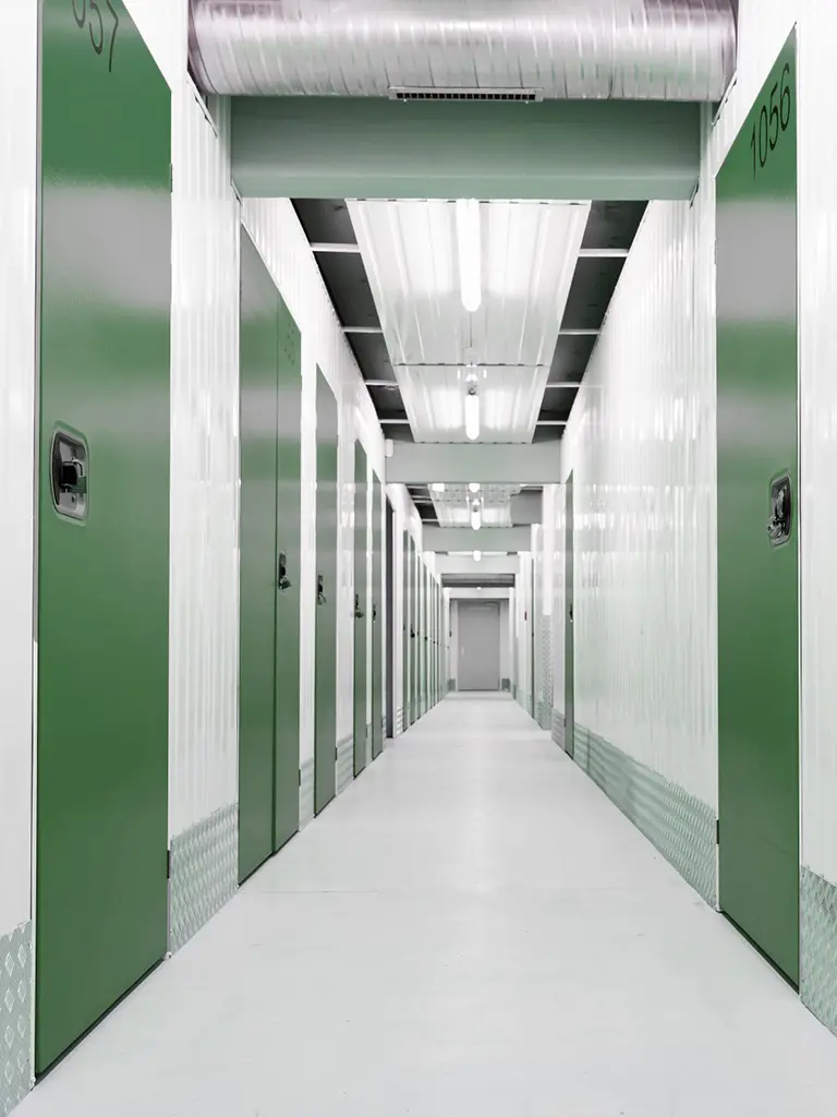 Blick in den Flur der Einlagerungshalle von Thore Schild Umzüge