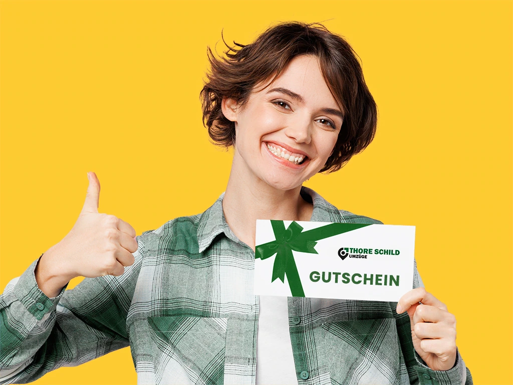 Eine Frau zeigt freudig einen Gutschein von Thore Schild Umzüge.